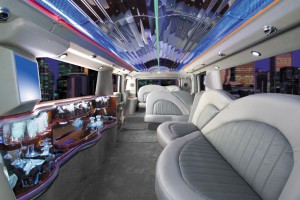 On voit l'intérieur du Hummer Limousine